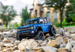 v02_32FF88CFFA4EB98CACF6368E9BA3AC47.jpg TRX-4M FORD BRONCO 1/18 2022 CRAWLER RTR BLUE- TRAXXAS
