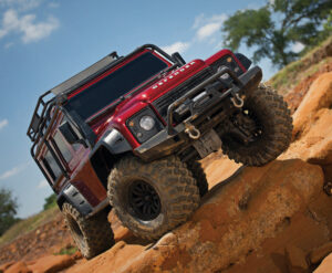 LAND ROVER DEFENDER SCALE & TRAIL 4WD RØD- TRAXXAS (TRX82256-4-RED)