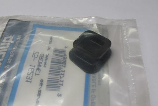 GUMMI GJENNOMFØRING CHASS.NEDRE MERCURY