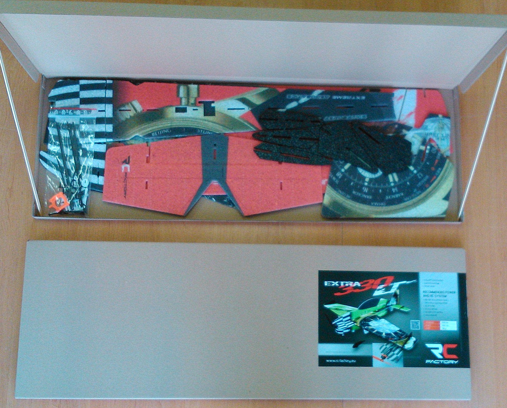 EXTRA 330 SUPERLITE RED RC FACTORY - Bilde 2