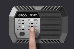 v02_D7F67881E6385743DCE1B77CADB9EB62.jpg SKYRC E455 LIPO/LIFE/NIMH LADER 2-4S 50W 220V