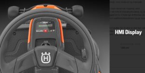 v02_FEF595218FE80AF4358B931B08E39FCE.jpg HUSQVARNA R200IX AWD BAT. RIDER INKL.AGREG. 94CM OG LADER